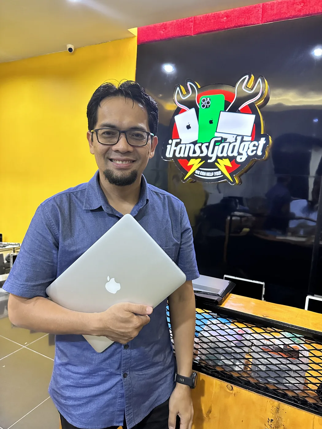 Pelanggan bersama MacBook yang diterima di iFanss Gadget