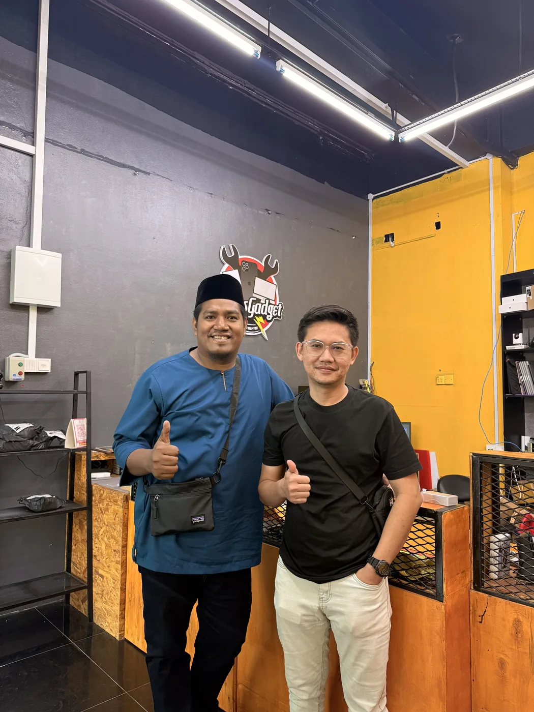 Dua pelanggan di kedai di iFanss Gadget