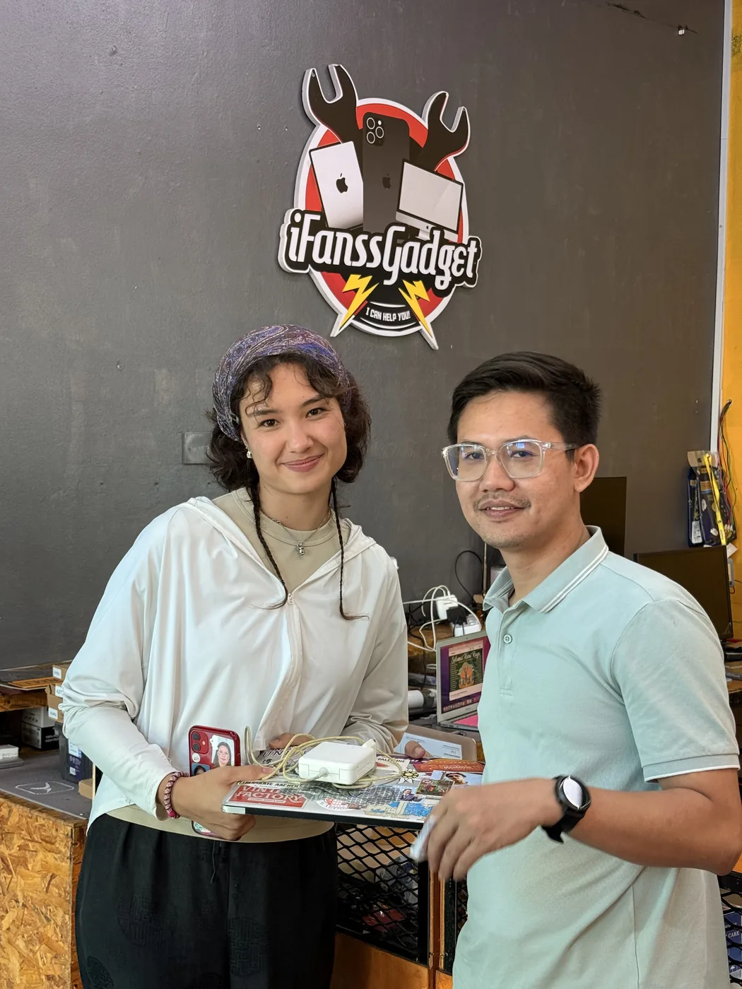 Dua pelanggan bergambar bersama di iFanss Gadget