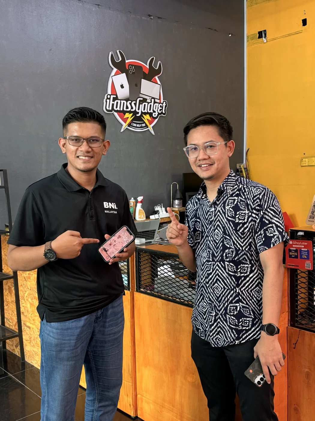 Dua pelanggan di iFanss Gadget di iFanss Gadget