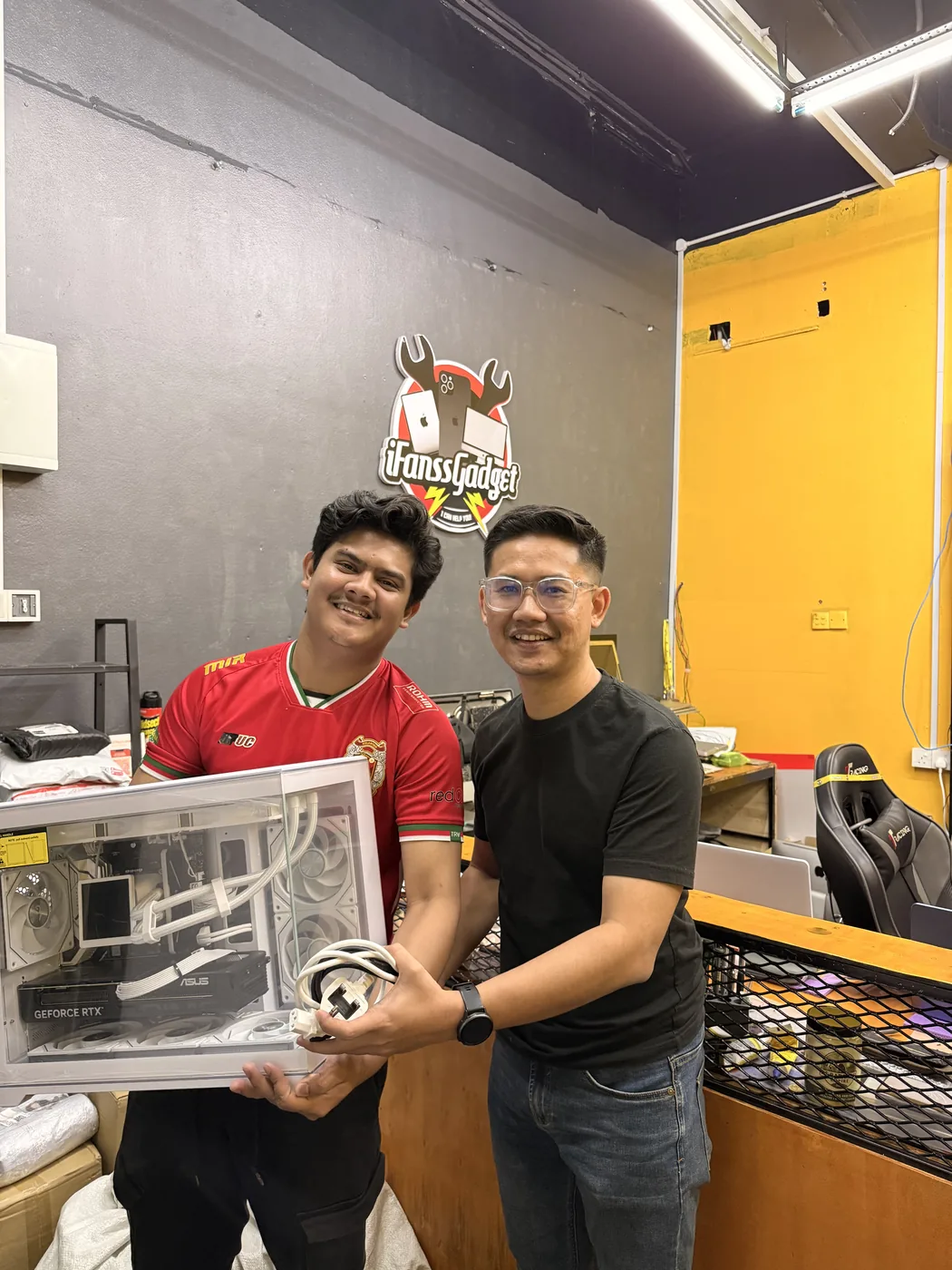 Pelanggan bersama peranti yang diterima di iFanss Gadget