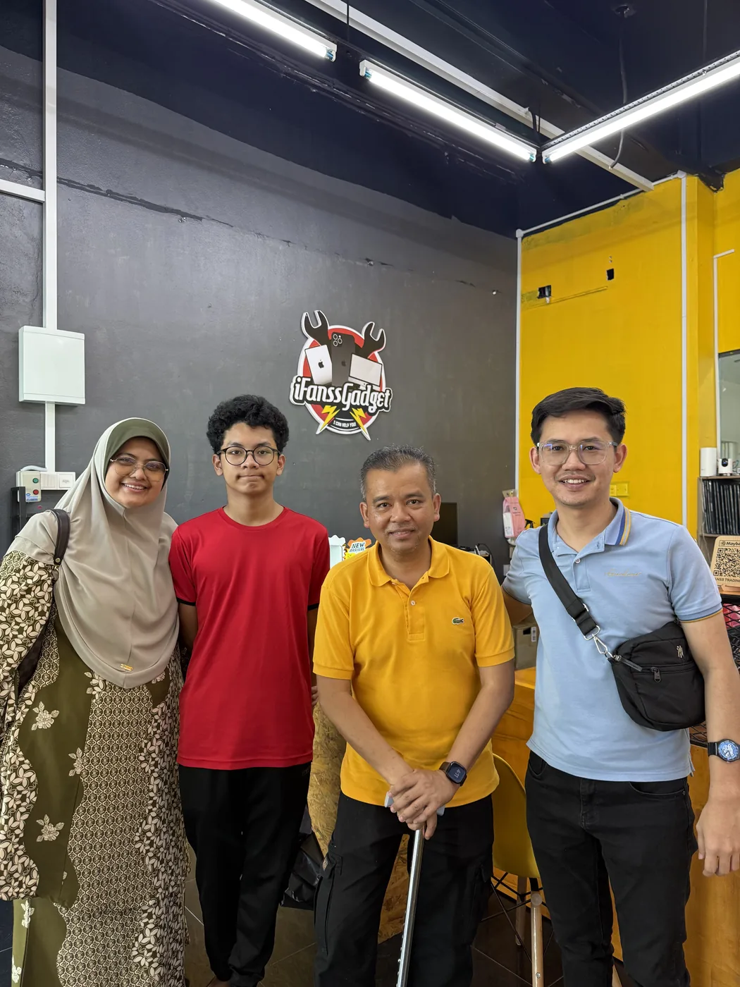 Sekumpulan pelanggan di kedai di iFanss Gadget
