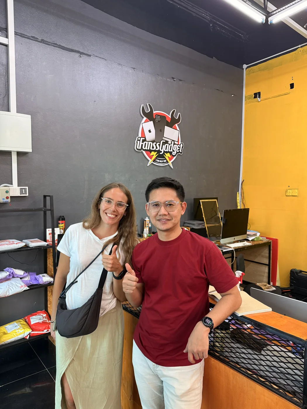 Pelanggan bergambar selepas berkunjung di iFanss Gadget