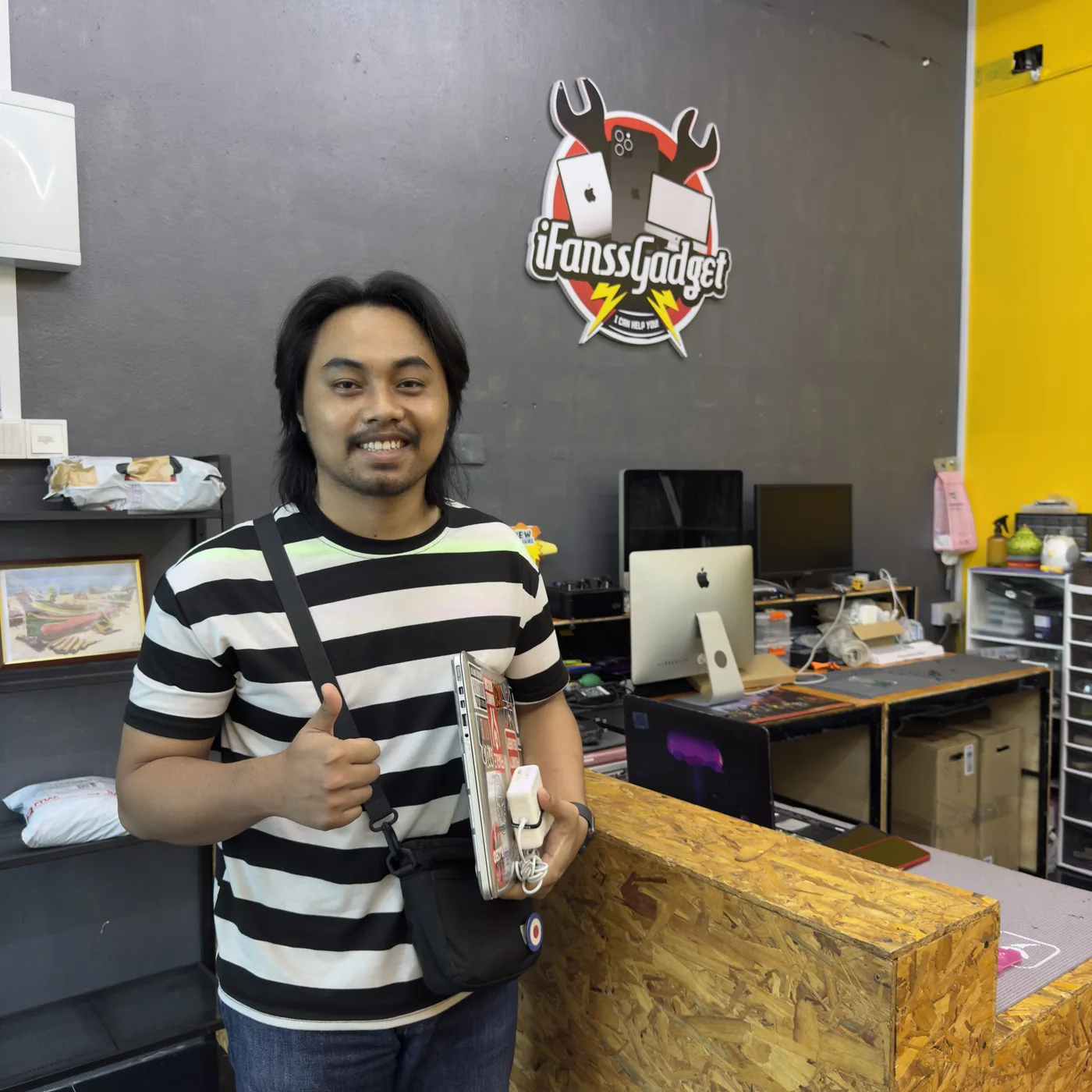 Pelanggan menunjukkan aksesori di iFanss Gadget