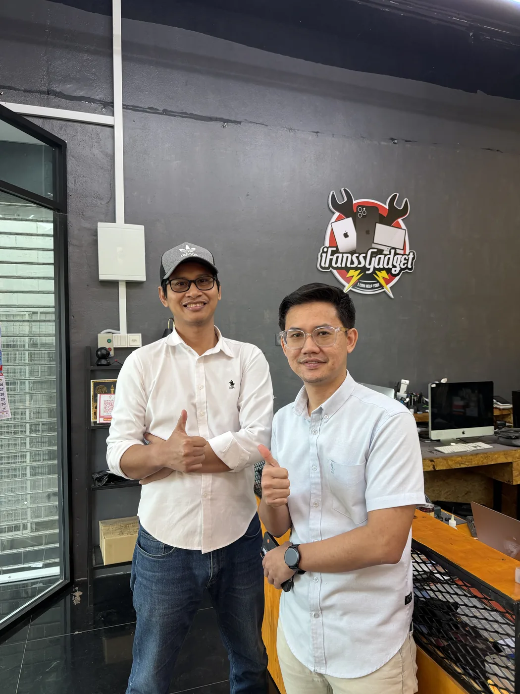Dua pelanggan di kaunter servis di iFanss Gadget