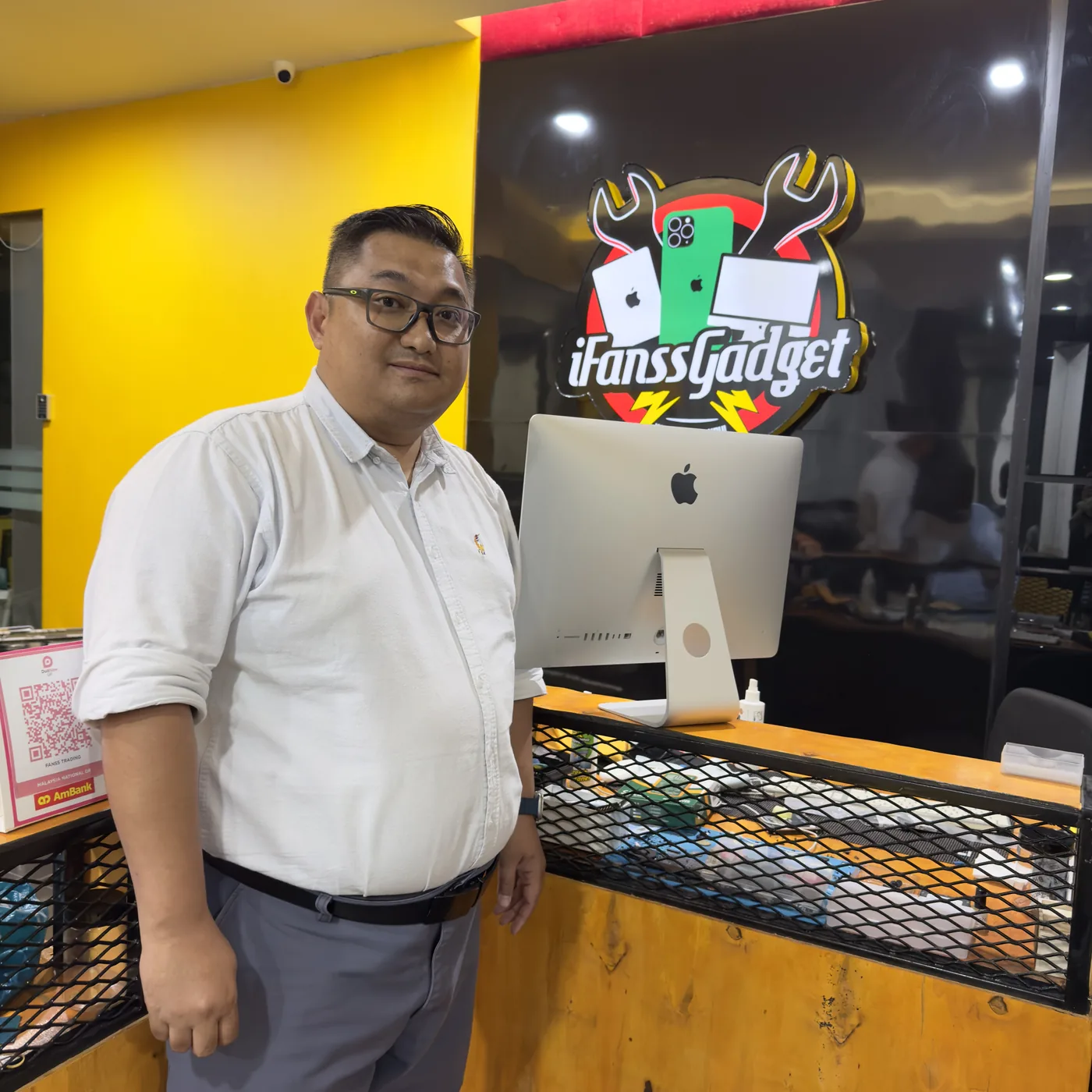 Pelanggan bersama iMac di iFanss Gadget