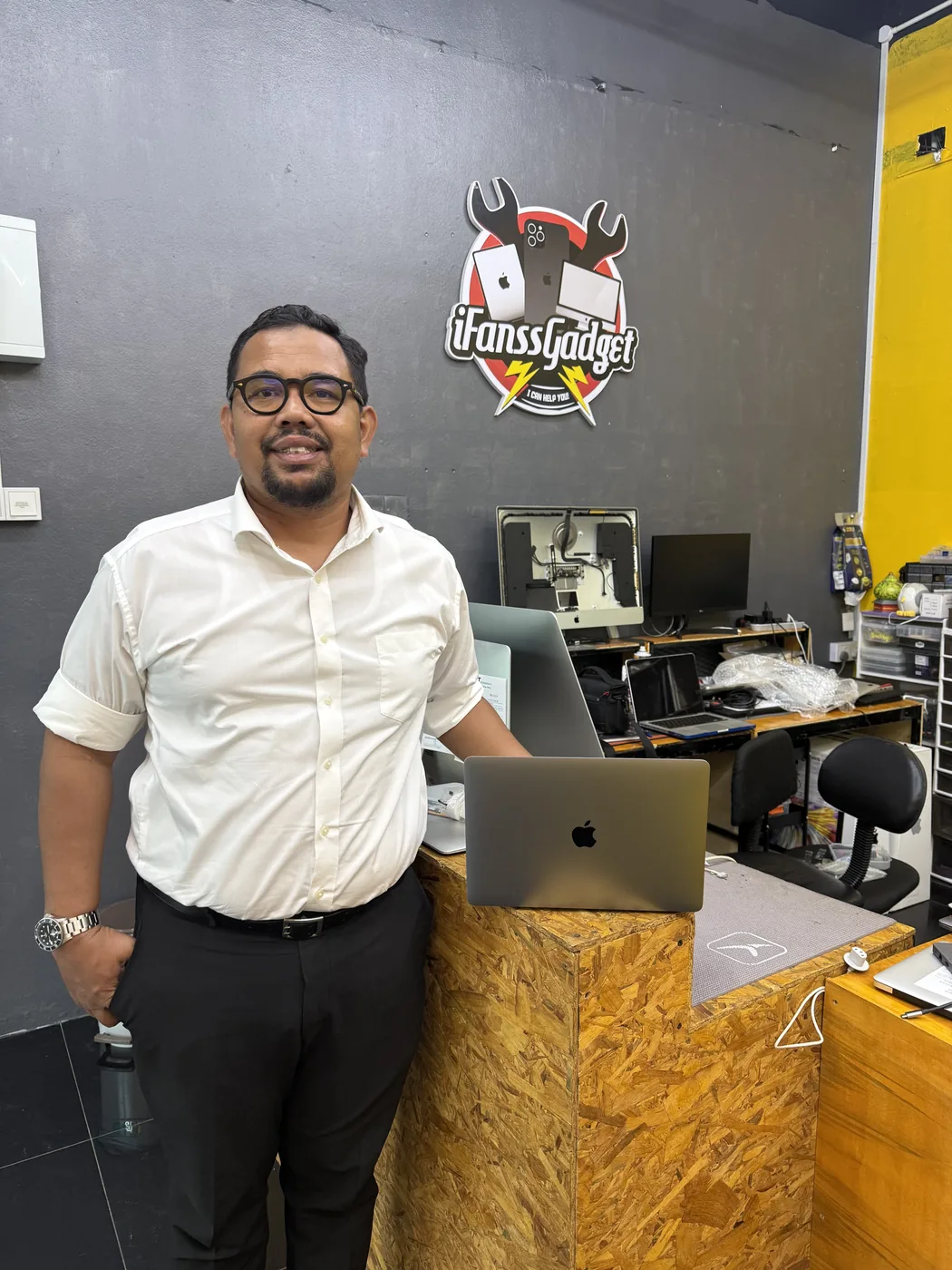 Pelanggan bersama komputer di kedai di iFanss Gadget