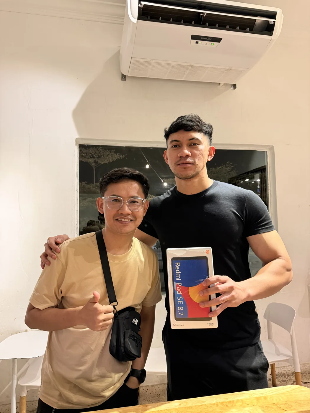 Pelanggan bersama kotak produk di iFanss Gadget