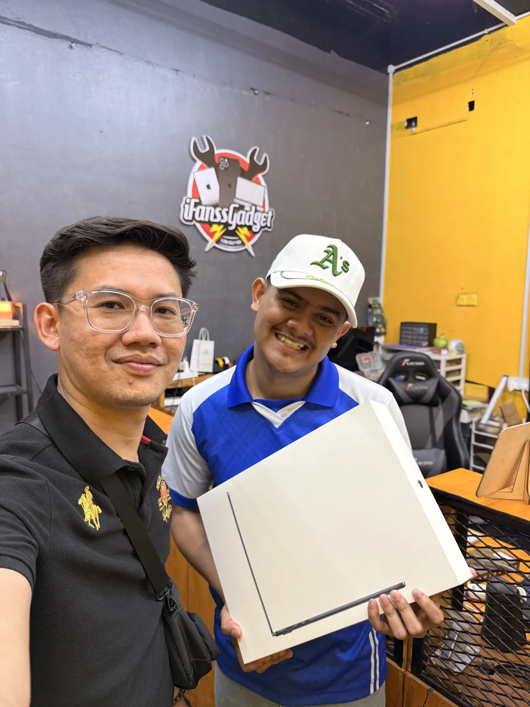 Pelanggan menunjukkan bungkusan di iFanss Gadget