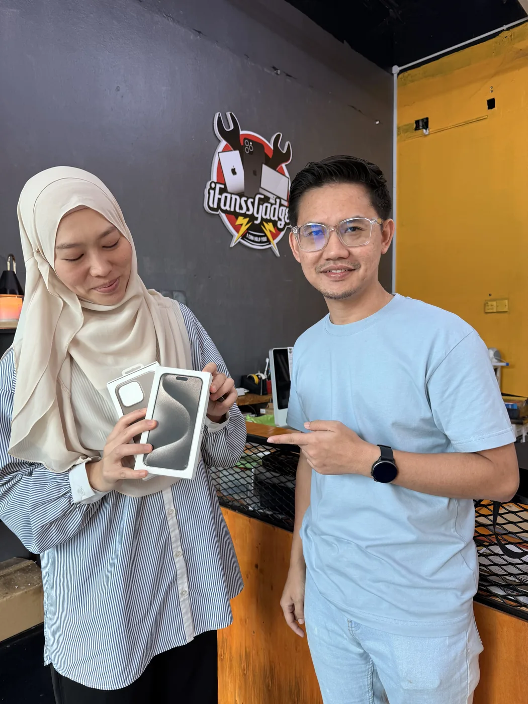 Pelanggan bersama iPhone di iFanss Gadget