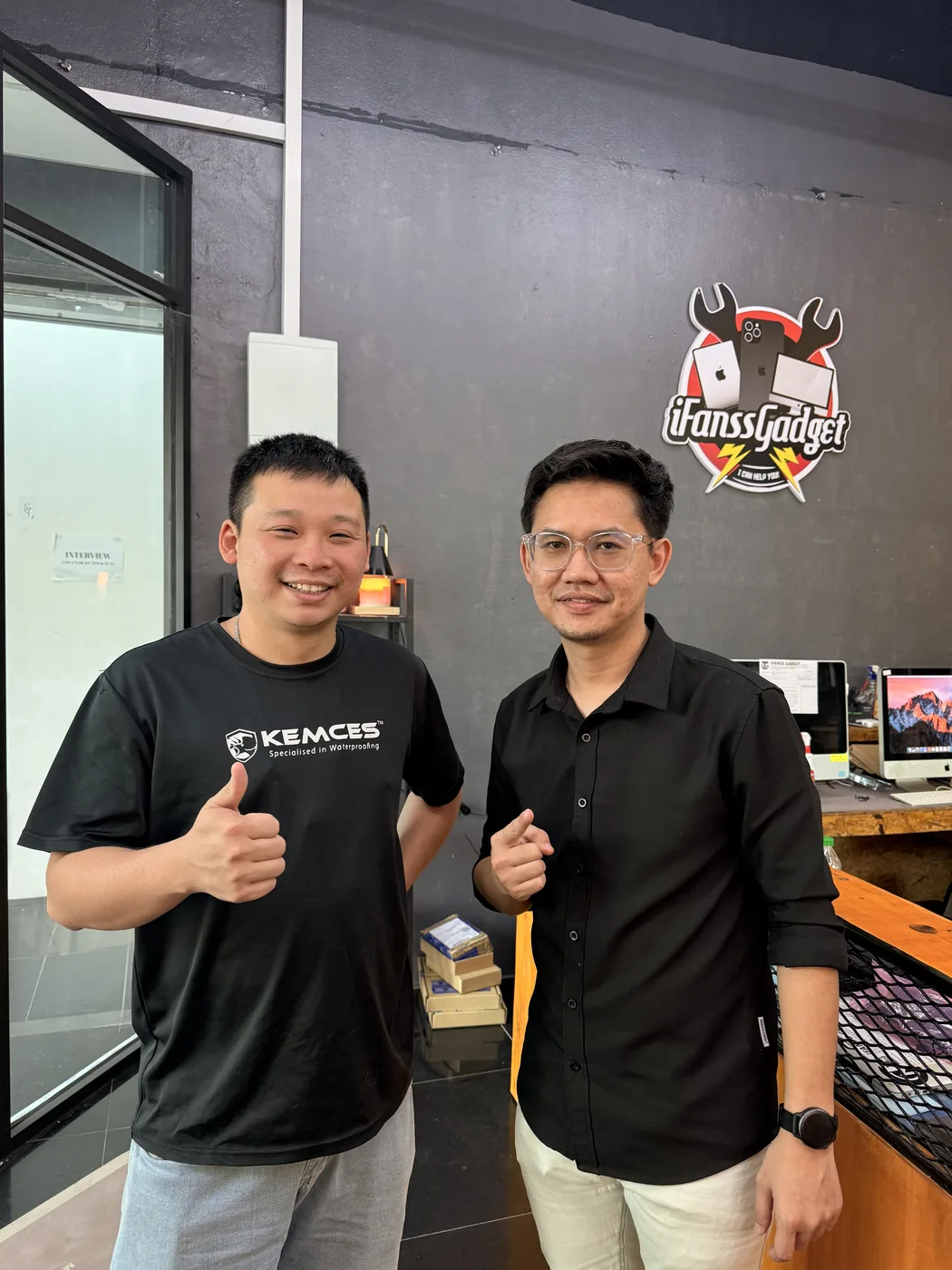 Dua pelanggan bergambar di iFanss Gadget