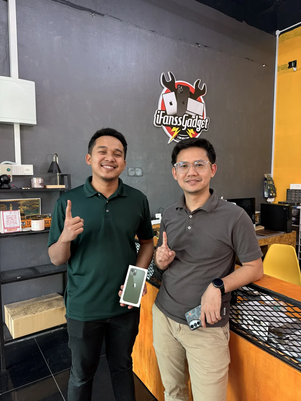 Dua pelanggan selepas kunjungan di iFanss Gadget