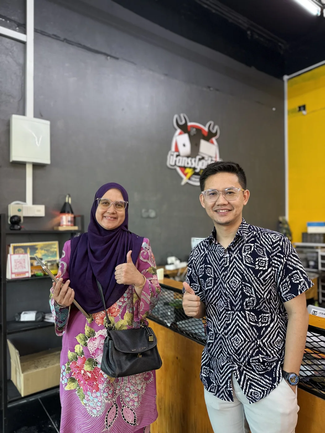 Pelanggan bergambar di kedai di iFanss Gadget