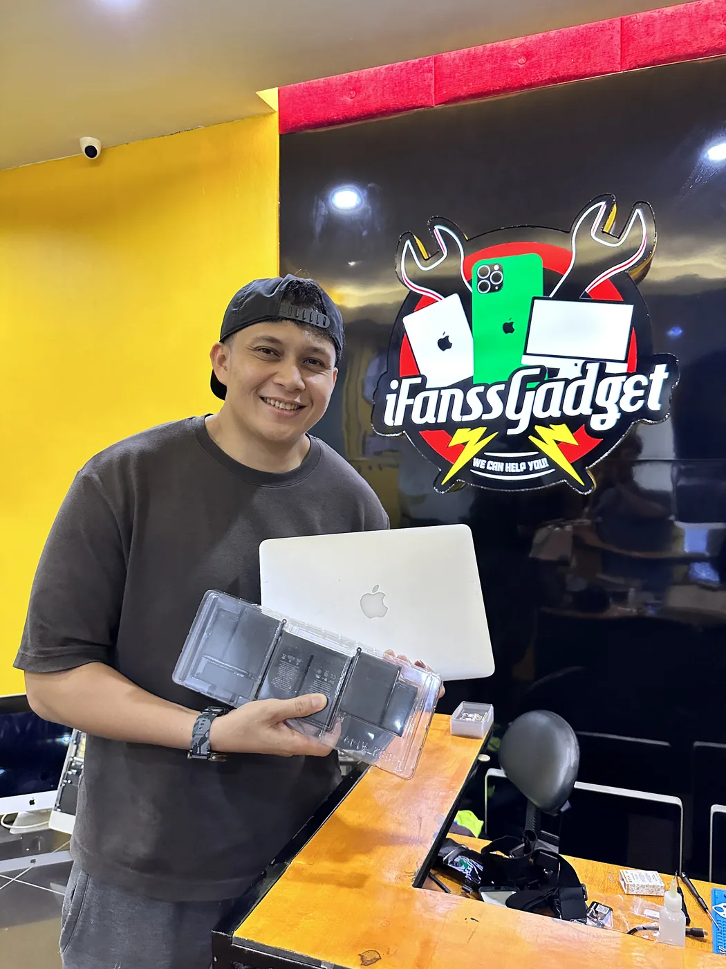 Pelanggan bersama MacBook di iFanss Gadget